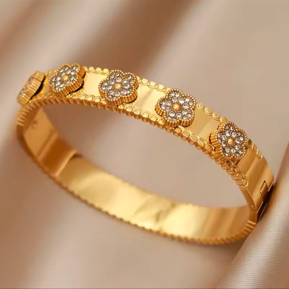 NWOT 14K Gold Plated Lucky Bracelet in Gold - Picture 2 of 6